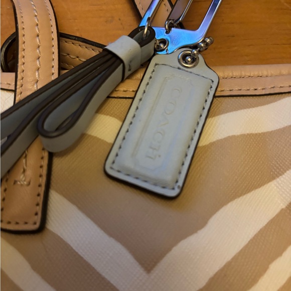 Large coach purse! - Picture 3 of 7